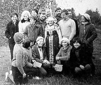 Фигурова Е.И. со студентами тартуского университета в народном водском костюме.